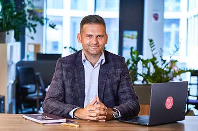 Ekspert Kredytowy Jakub Misiewicz, Sprawdzony Kredyt, Kredyt hipoteczny i nie tylko. I speak English.